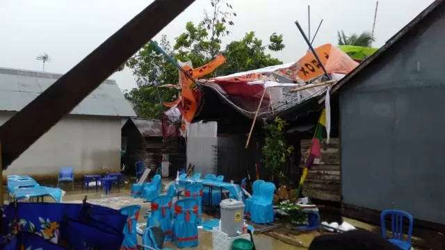 NAIK KE ATAP: TPS di Kelurahan Bangkal Kecamatan Cempaka Banjarbaru porak poranda usai diterjang angin kencang. Terlihat tenda yang dipasang naik ke atap rumah warga. | Foto: Polsek Banjarbaru Timur for Radar Banjarmasin