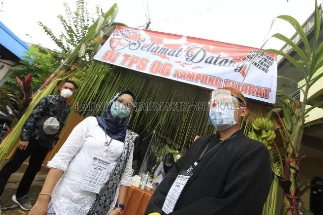 TPS TEMATIK: Petugas KPPS di TPS Kampung Pejabat mengenakan seragam jawa saat dilokasi. Bawaslu Banjarbaru menyebut tidak ada potensi PSU sejauh ini  | Foto: Muhammad Rifani/Radar Banjarmasin