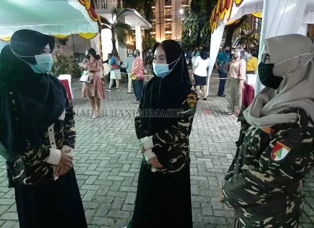 Dari kiri ke kanan, Nor Halimah, Zulfa dan Ina. Ketiganya anggota Denwatser Banser.