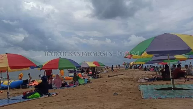 LIBURAN: Pantai Takisung di Kabupaten Tanah Laut selalu dipadati pengunjung lokal pada libur panjang. Tahun baru mendatang, tempat wisata di Tanah Laut bakal dijaga Aparat. | FOTO: SUTRISNO/RADAR BANJARMASIN