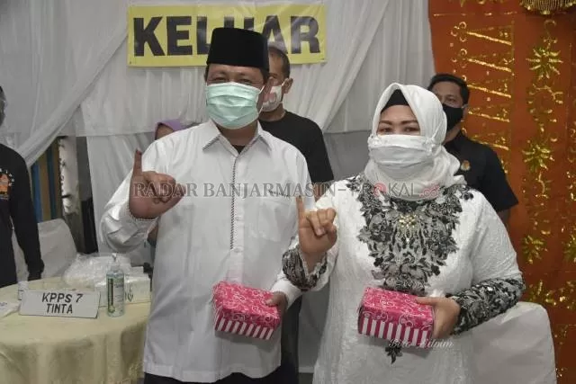 AKTIF LAGI: Sahbirin Noor dalam pemungutan suara 9 Desember lalu. Petahana kini kembali aktif sebagai Gubernur Kalsel.