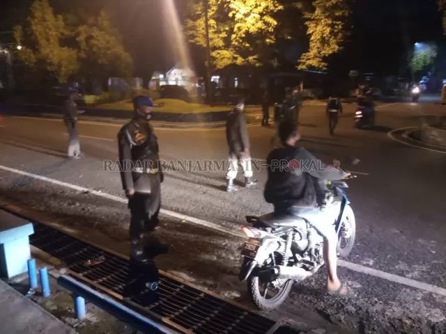 DIJAGA: Sejumlah personel Satpol PP menjaga titik-titik ramai di wilayah Kota Banjarbaru ketika momen malam tahun baru. | FOTO: SATPOL PP BANJARBARU FOR RADAR BANJARMASIN
