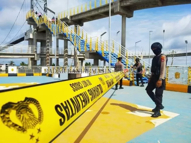 POLICE LINE: Pemasangan garis polisi di kawasan Jembatan Antasan Bromo. Setelah menjadi viral di media sosial, jembatan itu terus dirubung pelancong yang penasaran. | FOTO: WAHYU RAMADHAN/RADAR BANJARMASIN