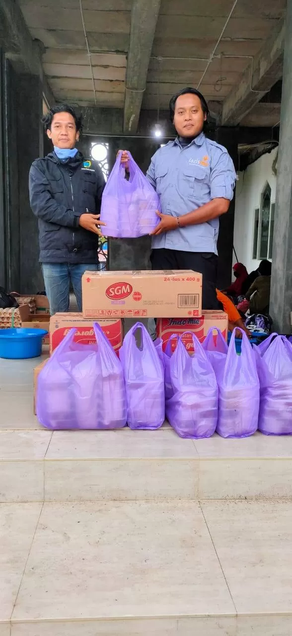 SIAP SAJI: Relawan Radar Banjar Peduli dan MDMC Muhammadiyyah siap mendistribusi makanan siap saji untuk korban banjir. | Foto: Radar Banjar Peduli