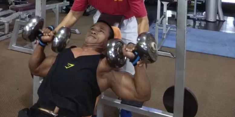 LATIHAN OTOT: PBFI Kalsel memprogramkan rekrutmen atlet binaraga dan fitness untuk mengibarkan eksitensinya dari tingkat provinsi hingga ke kabupaten/kota.