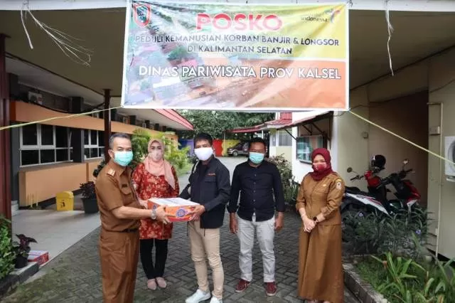 RINGANKAN BEBAN: Swargaloka Golf Banjarbaru ikut memberikan bantuan kepada warga terdampak banjir di Kalsel.