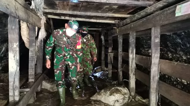 TEROWONGAN MAUT: Pintu masuk terowongan utama yang telah mengering. Saat longsor terjadi terowongan ini tertutup air dan lumpur. | FOTO: ALFIANNOOR FOR RADAR BANJARMASIN