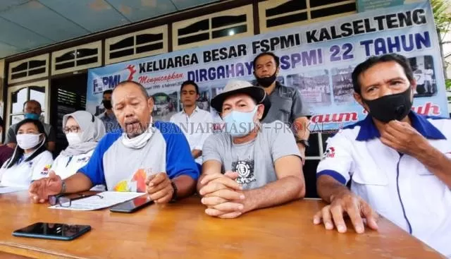 KONFERENSI PERS: Di sela perayaan ulang tahun ke-22 FSPMI, serikat buruh mengingatkan adanya lima kasus ketenagakerjaan yang belum tuntas di Kalsel. | FOTO: ENDANG SYARIFUDDIN/RADAR BANJARMASIN