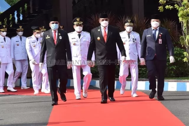 JELANG PELANTIKAN: Para kepala daerah berjalan kaki menuju gedung Mahligai Pancasila Banjarmasin untuk acara pelantikan. Mereka dituntut untuk langsung bekerja. | FOTO: M OSCAR FRABY/RADAR BANJARMASIN