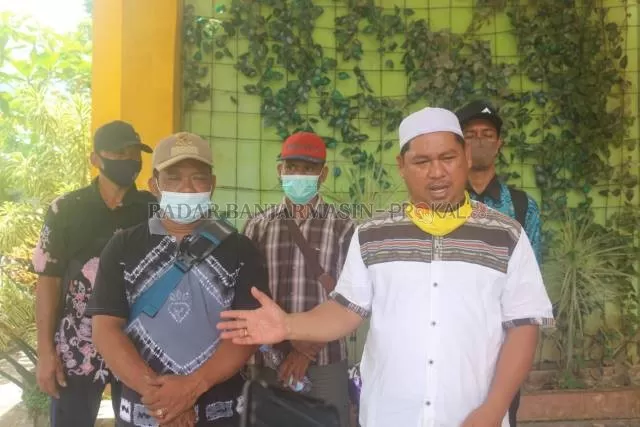 PROTES: Warga Desa Sangking Baru, Kecamatan Kelumpang Selatan saat mendatangi Dinas Koperasi Perindustrian dan Perdagangan Kotabaru.