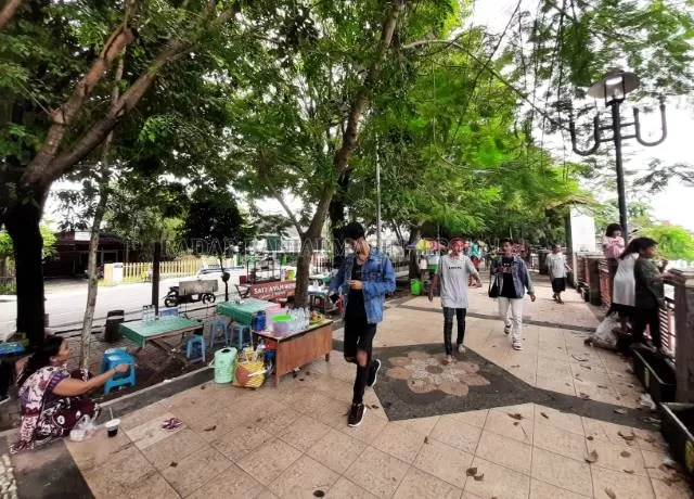 KATANYA MASIH DITUTUP: Siring Pierre Tendean pada Ahad (7/3) tadi. Ramai dengan pengunjung dan PKL. | FOTO: WAHYU RAMADHAN/RADAR BANJARMASIN