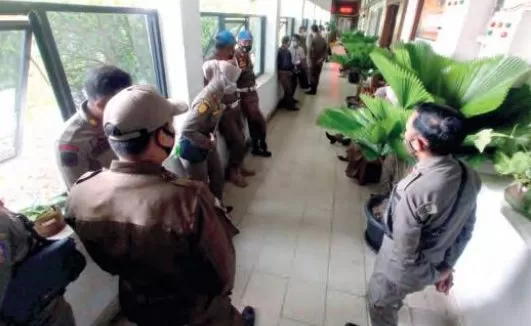 SAMPAIKAN KELUHAN: Puluhan petugas Satpol PP Banjarbaru menyambangi Balai Kota Banjarbaru untuk menyampaikan aspirasinya tetkait adanya kebijakan pemangkasan atau refocusing anggaran di tahun 2021. | FOTO: A PURBA FOR RADAR BANJARMASIN