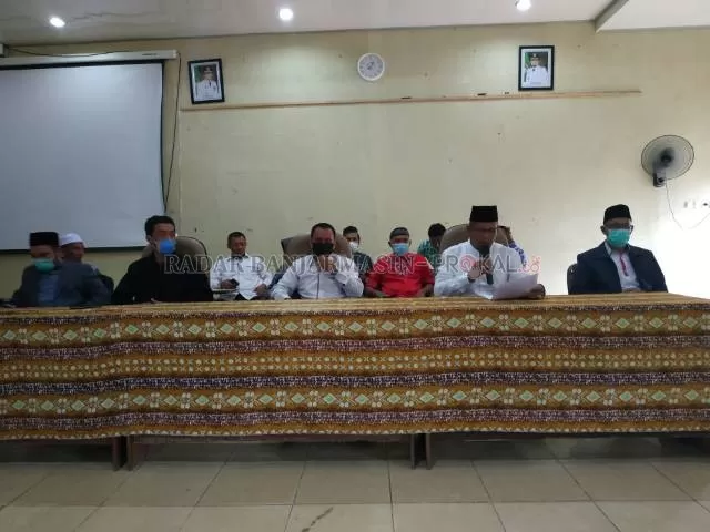 MUNDUR: Wakil Ketua LPTQ Tanah Laut Zainuddin memberikan pernyataan pada konferensi pers di aula  balai diklat hutan kota, selasa (6/4). | FOTO: