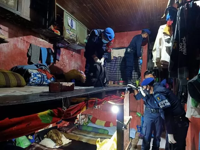 RAZIA GABUNGAN : Petugas gabungan melakukan penggeledahan di kamar warga binaan Rutan kelas IIB Marabahan. | Foto: Ahmad Mubarak/Radar Banjarmasin.