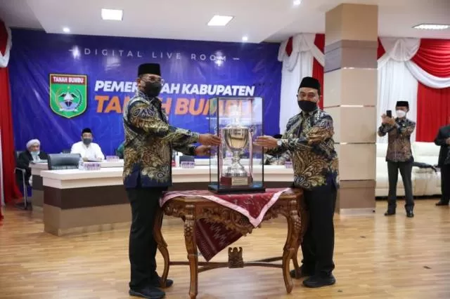 Pj Gubernur Kalsel Syafrizal menyerahkan piala bergilir tanda dimulainya perhelatan MTQ se Kalsel