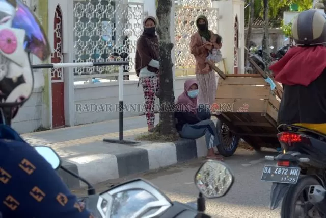 MULAI BERMUNCULAN: Manusia gerobak dipotret kemarin (14/4) sore di Jalan Hasan Basri, kawasan Kayu Tangi. | FOTO: WAHYU RAMADHAN/RADAR BANJARMASIN