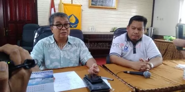 KHAWATIR: Ketua Hiswana Migas Kalsel, H Saibani (kiri) membeberkan kondisi jalur distribusi pasokan gas. | FOTO: ENDANG SYARIFUDDIN/RADAR BANJARMASIN