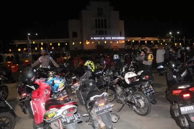 KEMBALI DICIDUK: Puluhan unit roda dua terjaring razia balapan liar oleh aparat kepolisian di kawasan lapangan Murjani dan Panglima Batur Banjarbaru pada Minggu (25/4) dini hari. | Foto: Humas Polres Banjarbaru for Radar Banjarmasin