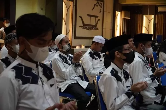 BERDOA: Kafilah MTQ Banjarmasin dikumpulkan di Aula Kayuh Baimbai, Balai Kota. | FOTO: DISKOMINFO FOR RADAR BANJARMASIN