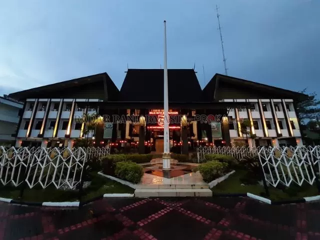 KANTOR WALI KOTA: Balai Kota Banjarmasin di Jalan RE Martadinata. Kembali terdengar kabar tak mengenakkan dari pemko, kali ini soal THR. | FOTO: WAHYU RAMADHAN/RADAR BANJARMASIN