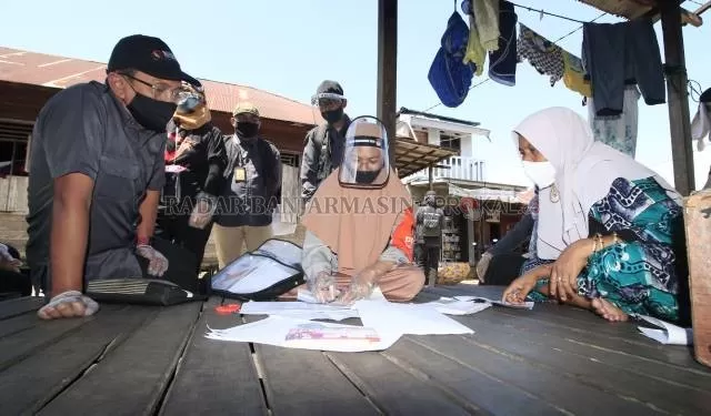 CATAT PEMILIH: Petugas Pemutakhiran Data Pemilih (PPDP) melakukan proses Coklit di salah satu rumah warga di Banjarbaru untuk pilkada beberapa waktu yang lalu. Untuk PSU, DPT masih memakai data yang lama.