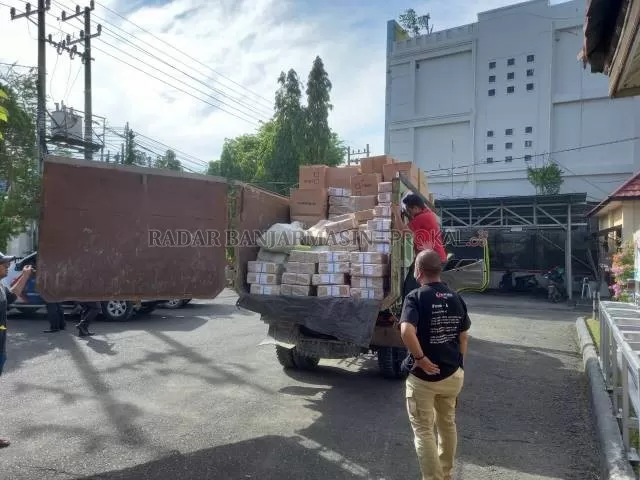 SUDAH TIBA: Surat suara untuk Pilgub ulang tiba di Kalsel Sabtu (22/5) tadi dan mulai didistribusikan ke wilayah yang menggelar pemilihan ulang. | FOTO: M OSCAR FRABY/RADAR BANJARMASIN