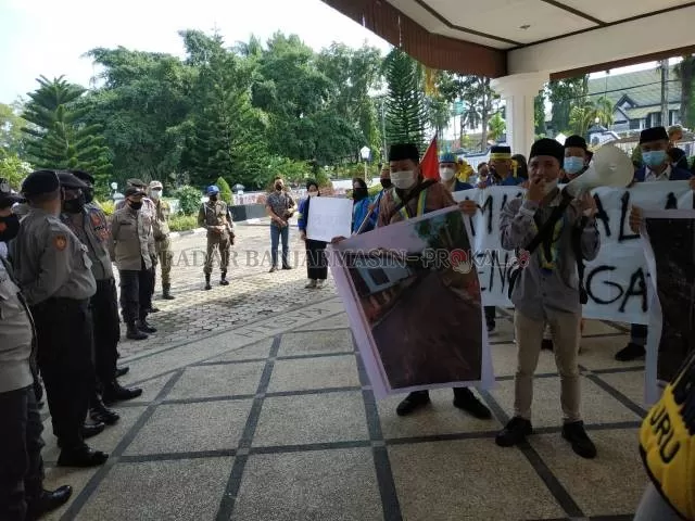 DEMO: PMII Tanah Laut menggelar aksi unjuk rasa di depan kantor DPRD Tanah Laut.  | Foto: Norsalim Yahya/Radar Banjarmasin