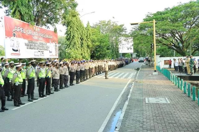 PASUKAN PENGAMANAN: Gelar pasukan Polresta Banjarmasin di Jalan Sudirman, depan Masjid Sabilal Muhtadin. | FOTO: HUMAS POLRESTA BANJARMASIN FOR RADAR BANJARMASIN