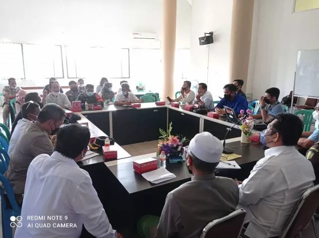 BEREMBUK: Stakeholder terkait membahas terkait adanya kabar atau isu ihwal indikasi makam replika atau makam fiktif Guru Zuhdi di Kota Citra Graha Banjarbaru yang akhir-akhir ini jadi perbincangan | Foto: Kesbangpol Banjarbaru for Radar