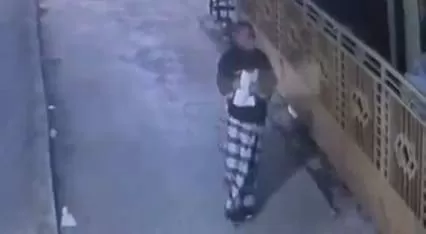 Tangkapan cctv warga yang memperlihatkan penyebar selebaran sedang beraksi