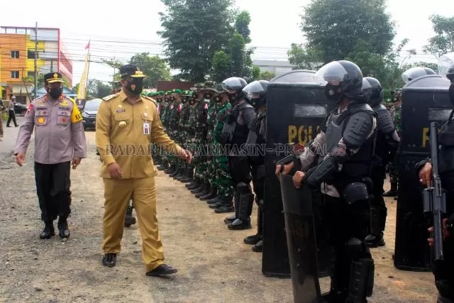SIAP SEDIA: Apel kesiapan dan pergeseran pasukan dalam rangka pengamanan pemungutan suara ulang pemilihan Gubernur dan Wakil Gubernur Provinsi Kalimantan Selatan di Lapangan Polda Kalsel, Jalan A Yani Km 21, Banjarbaru, kemarin. | FOTO:  SUTRISNO/RADAR BANJARMASIN