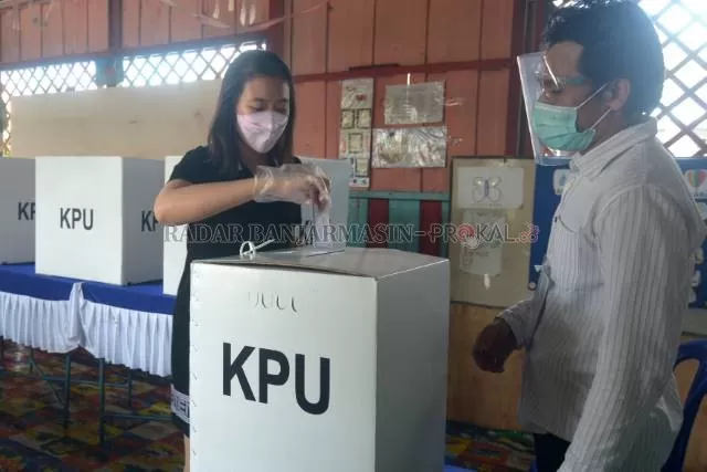 COBLOS ULANG: PSU Pilwali Banjarmasin pada 28 April lalu. Besok, jangan lupa, giliran PSU Pilgub Kalsel. | FOTO: WAHYU RAMADHAN/RADAR BANJARMASIN