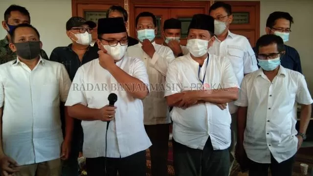 GUGAT LAGI: Pasangan calon (Paslon) nomor urut 02 H Denny Indrayana - Difriadi (H2D) didampingi tim saat blak-blakan menyampaikan ingin membawa hasil Pilkada Kalsel ke Mahkamah Konstitusi (MK) lagi, dalam konferensi pers di kediamannya di Banjarbaru, Rabu (9/6) sore. | FOTO: SUTRISNO/RADAR BANJARMASIN