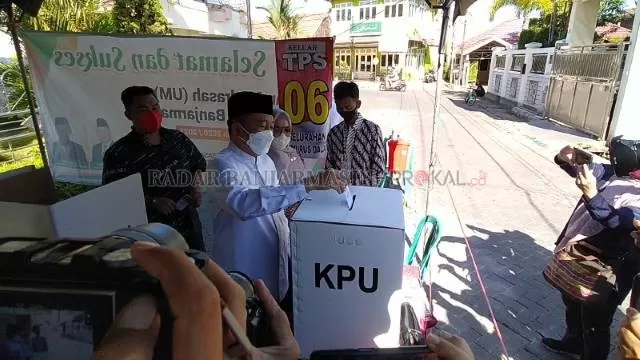 MASUK DPT: Calon Wakil Gubernur Kalsel, Muhidin bersama istri dan putranya mencoblos di TPS 06 Kelurahan Pemurus Dalam, Banjarmasin. \ FOTO: ENDANG SYARIFUDIN/RADAR BANJARMASIN