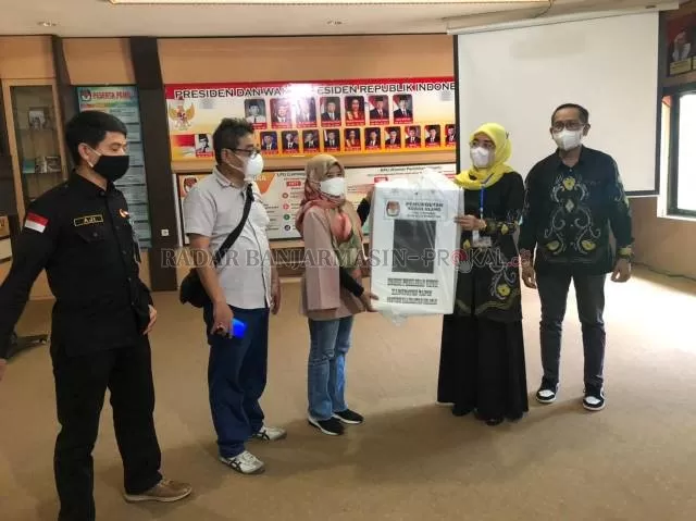 SUDAH RAMPUNG: KPU Tapin menyerahkan kotak suara ke KPU Kalsel. Tapin telah menyelesaikan perhitungan suara tingkat kecamatan. | FOTO: M OSCAR FRABY/RADAR BANJARMASIN
