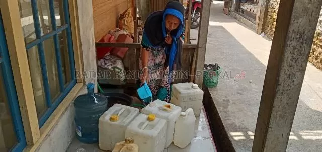 BERSIAP: Warga Banjarmasin saat menyiapkan air bersih pada kemarau tahun lalu. Tahun ini BMKG memprediksi musim kemarau bakal di atas normal. | FOTO: DOK/RADAR BANJARMASIN