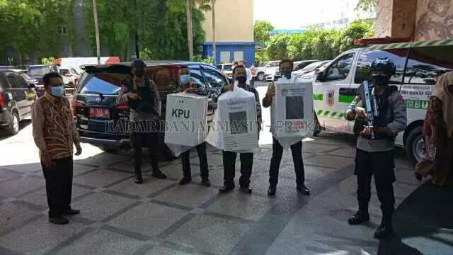 KOTAK SUARA: Dikawal ketat aparat, kotak suara sudah tiba di G-Sign Hotel Banjarmasin.