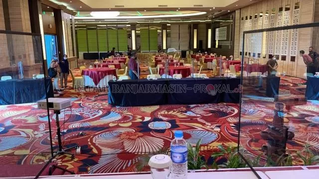BAKAL DIJAGA KETAT: Ruang tempat pelaksanaan pleno rekapitulasi hasil Pemungutan Suara Ulang (PSU) Pilgub Kalsel tingkat provinsi di G-Sign Hotel Banjarmasin. | FOTO: M OSCAR FRABY/RADAR BANJARMASIN