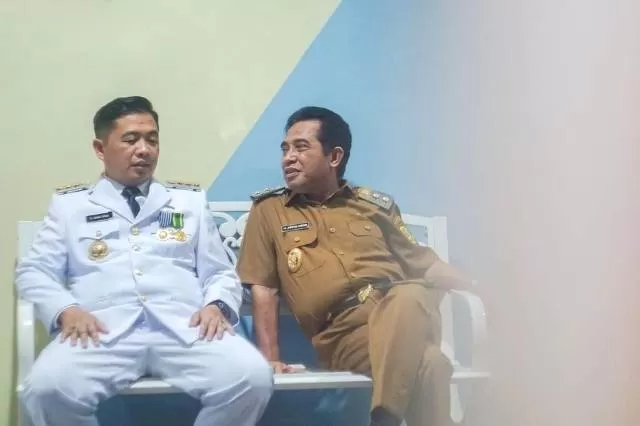 SELAMAT BERTUGAS: Ibnu Sina dan Arifi n Noor berbincang dalam sebuah sesi pemotretan.