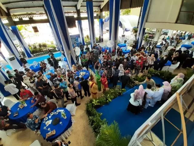 JAGA JARAK: Syukuran penyambutan Wali Kota Banjarmasin dan wakilnya, Ibnu Sina dan Arifi n Noor di lobi Balai Kota, kemarin (23/6). | FOTO: WAHYU RAMADHAN/RADAR BANJARMASIN