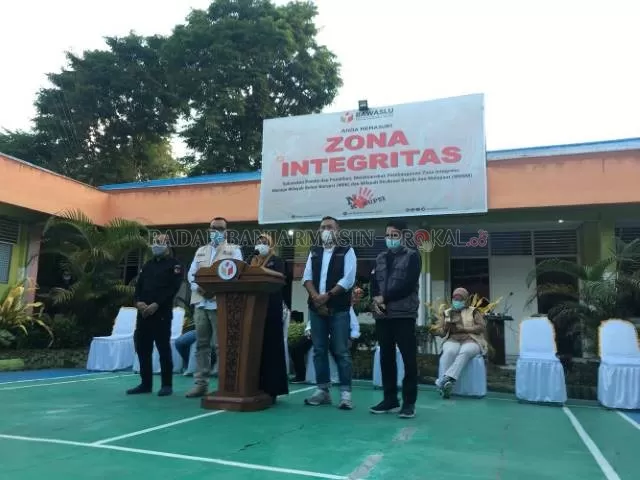 PENGAWAS: Ketua Bawaslu Kalsel Erna Kaspiyah bersama para komisioner saat memberi keterangan di Kantor Bawaslu Kalsel. | FOTO:  M OSCAR FRABY/RADAR BANJARMASIN