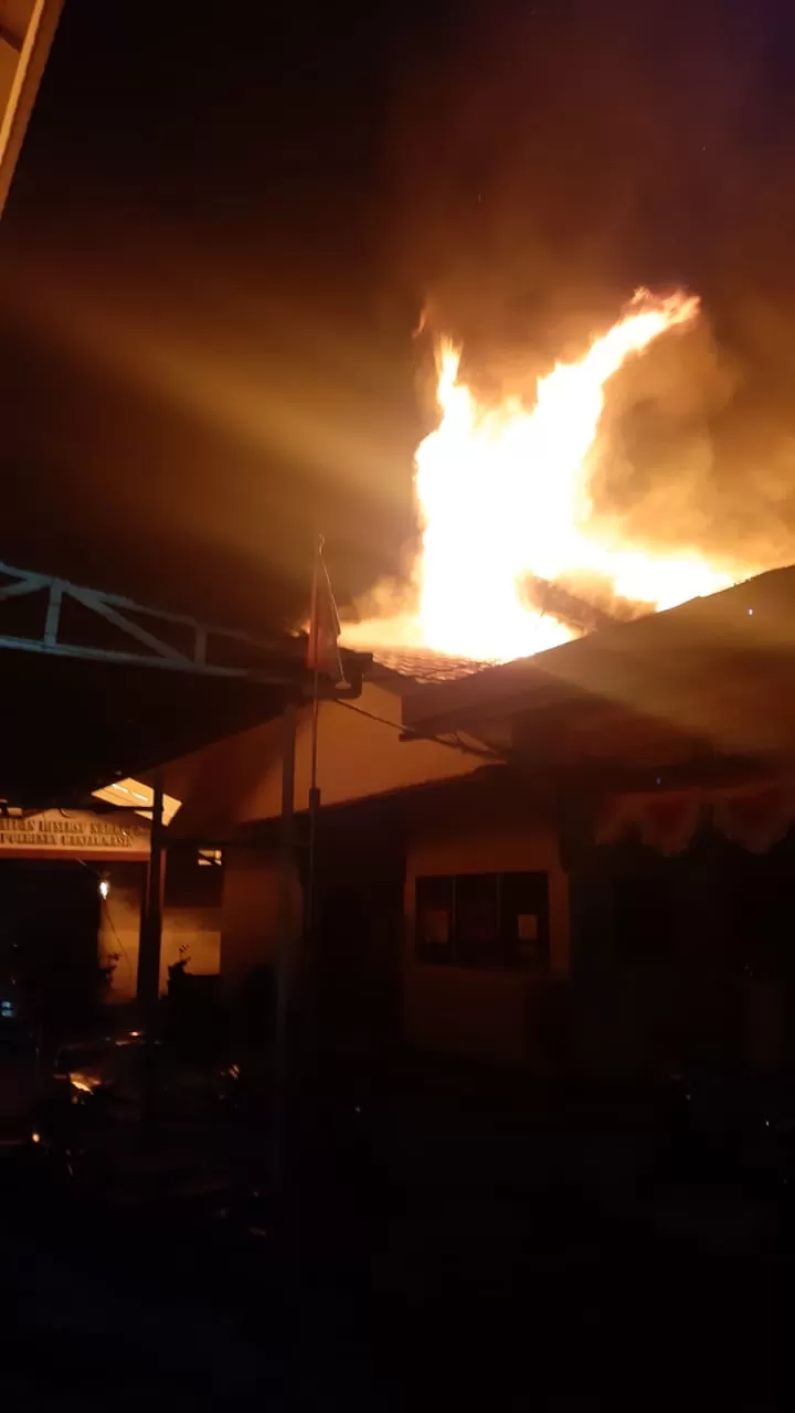Polresta Banjarmasin ditimpa musibah. Markas Satreskrim Polresta Banjarmasin, ludes terbakar akibat amukan si jago merah, Kamis (1/7) sekitar pukul 05.00 Wita. Ironisnya ini tepat Hari Ulang Tahun Bhayangkara ke-75 di 1 Juli.