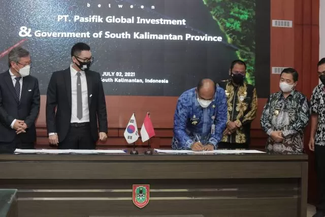 KARPET MERAH: Penandatanganan nota kesepahaman atau memorandum of understanding (MoU) yang dilakukan oleh Pemprov Kalsel dengan manajemen PT Pasific Global Investment, Korea Selatan  di ruang rapat Kantor Gubernur Kalsel di Banjarbaru, Jumat (2/7). | FOTO: BIRO ADPIM KALSEL