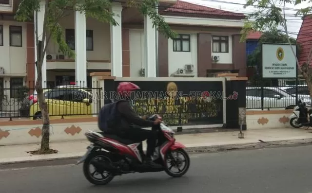DITUTUP DUA HARI: Gedung Pengadilan Negeri (PN) Banjarmasin di Jalan DI Panjaitan dipotret kemarin (9/7). | FOTO: ENDANG SYARIFUDDIN/RADAR BANJARMASIN