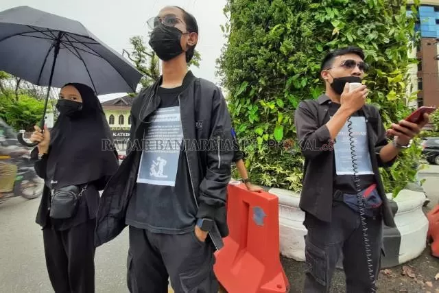 SERBA HITAM: Mahasiswa Uniska menggelar aksi kamisan di perempatan Jalan Lambung Mangkurat, kemarin (15/7) sore.