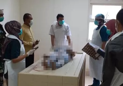 BUNUH DIRI: Korban SM (55), ibu rumah tangga yang ditemukan meninggal dunia dengan posisi tergantung dengan leher terikat tali, Rabu (4/8). | Foto: Polres Banjarbaru for Radar Banjarmasin