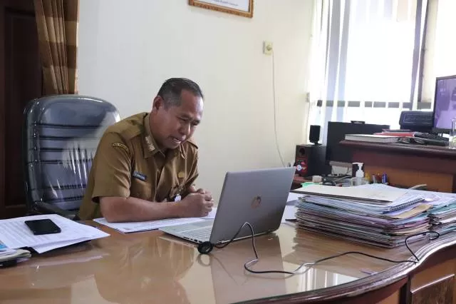 RAPAT: Kepala Dinas Perdagangan Kalimantan Selatan Birhasani saat pemaparan dalam rapat koordinasi stabilitas ketersediaan bahan pokok di Kalimantan Selatan, Selasa (3/8) tadi. | FOTO: DISDAG FOR RADAR BANJARMASIN.