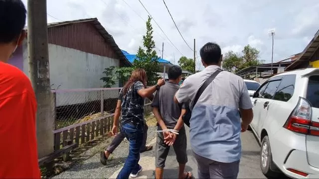 JEBAT: RH diciduk Macan Kalsel dari rumahnya di Kompleks Abdi Persada, kemarin (6/8). | FOTO: POLDA KALSEL FOR RADAR BANJARMASIN