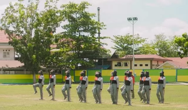 DISIPLIN MASKER: Meski pandemi Covid-19, anggota paskibra HSU tetap latihan sesuai standar prokes.