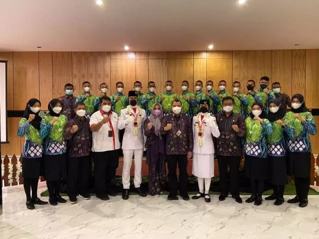 KEBANGGAAN BANUA: Anggota Paskibraka Kalsel bersama dua anggota Paskibraka Nasional berfoto bersama Kadispora Kalsel, H Hermansyah dalam acara pelepasan anggota Paskibraka Kalsel di Favehotel Banjarbaru, Sabtu (21/8).